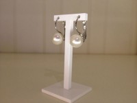 zilverkleurige hangers met witte parel